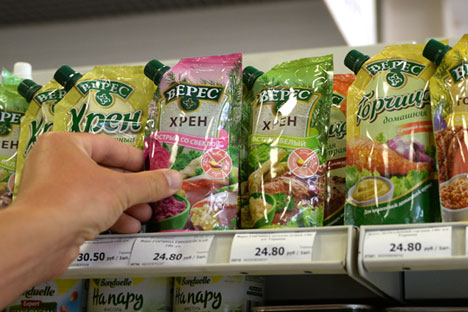 Senf und Meerrettich der ukrainischen Firma Veres stehen im Regal eines Moskauer Supermarktes.