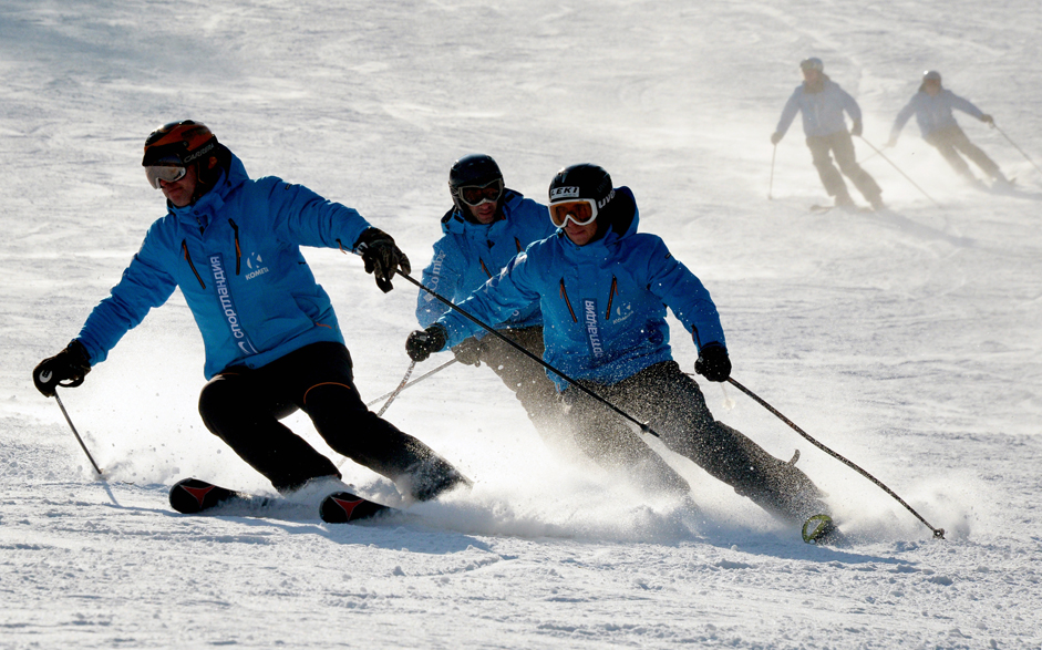 Скијачи скијаат на почетокот на ски-сезоната во Приморскиот крај.