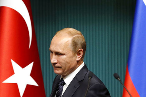Il Presidente russo Vladimir Putin (in questa foto ad Ankara, in Turchia, nel dicembre 2014) ha firmato un decreto con il quale impone forti sanzioni economiche nei confronti della Turchia.