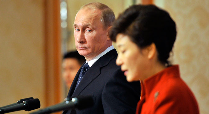 South Korean President Park Geun-hye (R) and Russian President Vladimir Putin delivering taking part at a joint news conference.