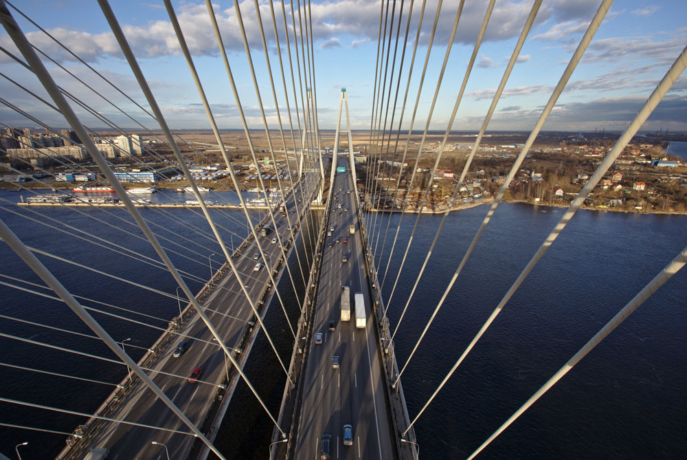 Sanktpeterburški most Boljšoj Obuhovski je zadnji plod koncepcije ''Venecije na sjeveru''. Za razliku od drugih mostova, ova konstrukcija visine 120,5 metara se ne diže prilikom prolazaka brodova. 