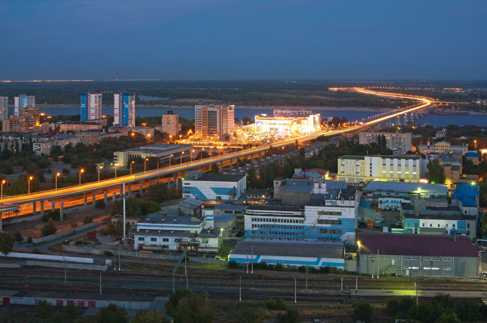Волгоградският мост с дължина 7 км, който минава над р. Волга, се е строил в продължение на 13 г., преди да бъде открит през 2009 година. Само година по-късно обаче се налага да му бъде извършена проверка за сигурността и модернизация поради силните трептения при ветровито време. Местните все още го наричат „танцуващият мост“.