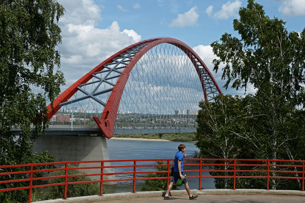 　オビ川にかけられた自定式アーチ橋のブグリンスキー橋は、シベリア西部のノヴォシビルスクの交通状況を改善しただけでなく、写真家の間でも人気となった。