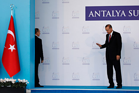 Le présiednt russe Vladimir Poutine (à gauche) tourne le dos à son homologue turc  Recep Tayyip Erdogan lors de la cérémonie d'accueil des dirigeants de G20 à Antalya (Turquie) le 15 novembre 2015.