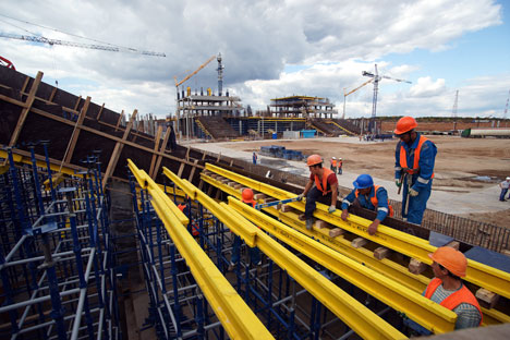 La construction du stade Arena Cosmos à Samara.