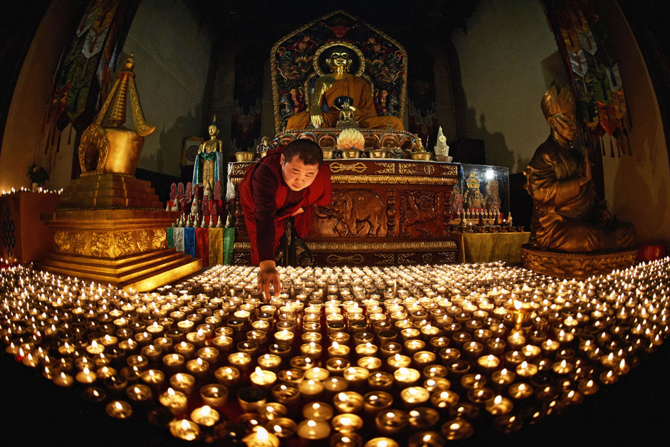 Zula Khural, das buddhistische Lichterfest, wird in Dazan Gunzetschoinej in Sankt Petersburg gefeiert.