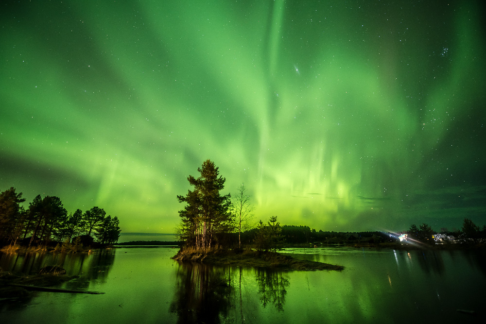 Karelija je regija na ruskom Dalekom sjeveru, gdje zima traje gotovo 6 mjeseci i u prosincu se sunce jedva izdiže iznad horizonta. Ali u tom kraljestvu hladnoće i tame postoji nešto što osvjetljava svijet – aurora borealis (''sjeverna zora''). 