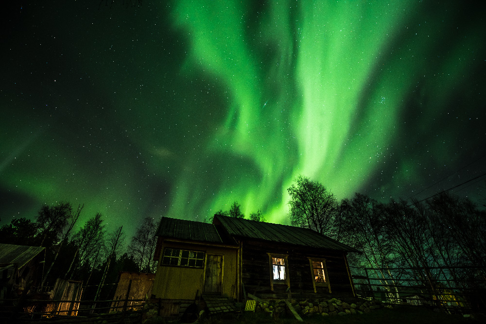 Aurora ili polarna svjetlost je tipičan prirodni fenomen na sjeveru. 