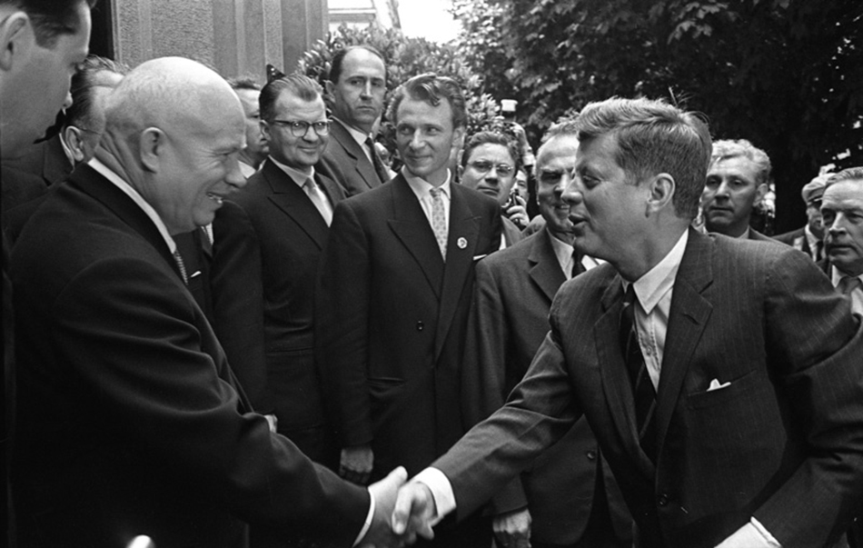 Naziv izložbe je referenca na Kennedyjeve riječi koje je izgovorio nakon susreta s Hruščovom, na samitu u Beču u lipnju 1961./Susret Hruščova i Johna F. Kennedyja u Beču, lipanj 4., 1961. 