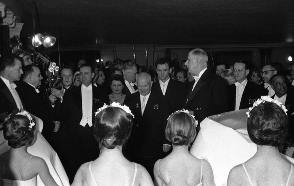 Na izložbi se isto mogu vidjeti fotografije europskih sastanaka, tadašnji materijali za konferencije, Hruščovljevi memoari, Savinove dnevničke bilješke./Nikita Hruščov i Charles de Gaulle posjećuju parišku Operu. 