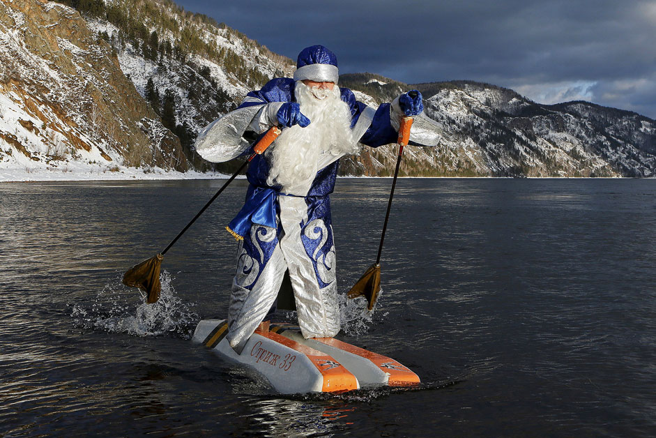 62-годишният Николай Василев, облечен като Дядо Мраз, кара водни ски в Енисей. Василев, преподавател в Сибирския държавен аерокосмически университет „М.Ф. Решетньов“, самостоятелно е конструирал пенопластови ски и специални пръчки за предвижване по вода.