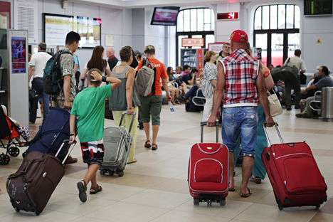 도모데도보국제공항을 떠나는 관광객들.