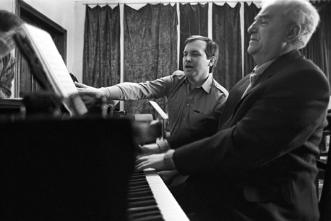 Georgui Svirídov (a la derecha). 1986 . 