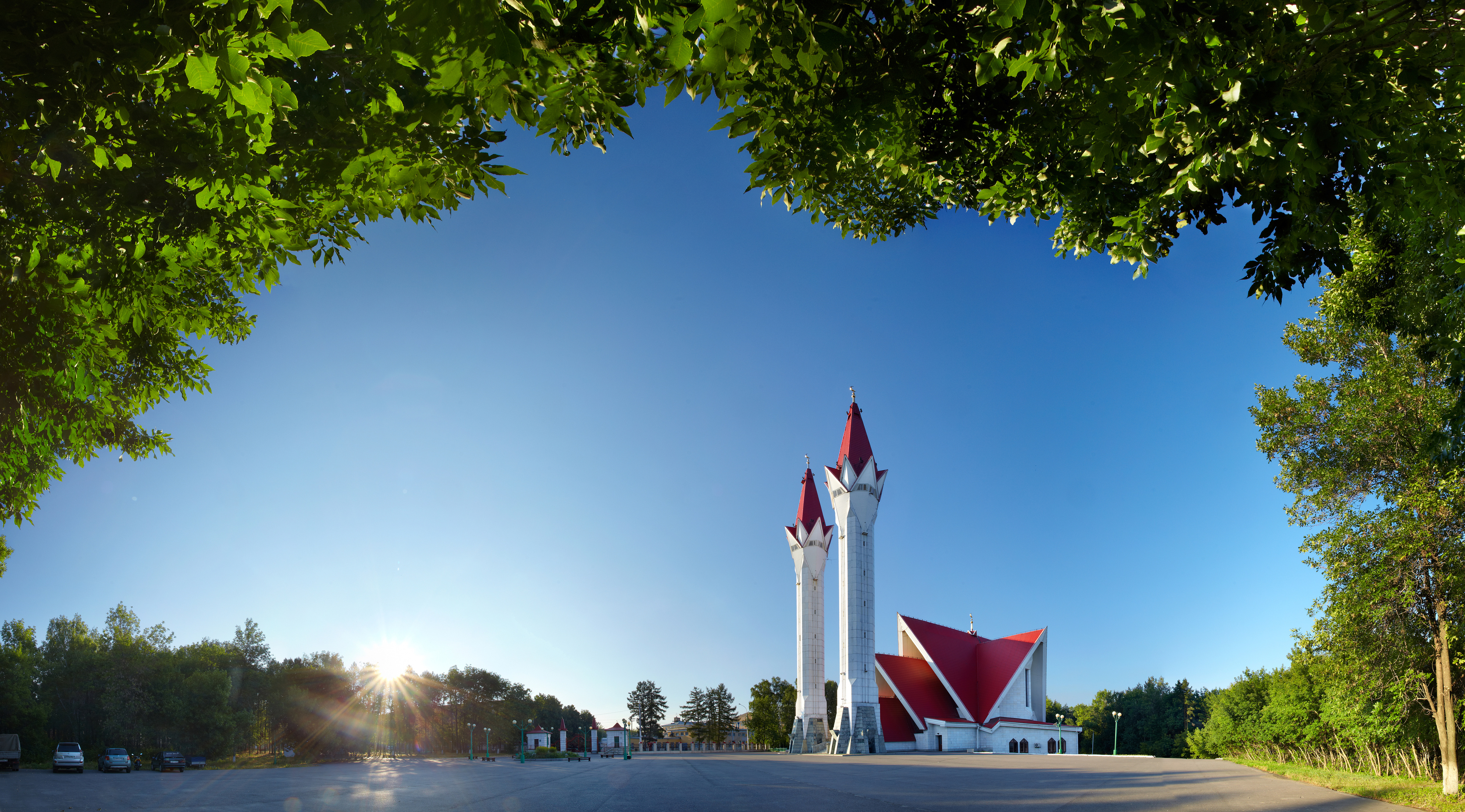 Pusat Muslim utama di Republik Bashkortostan, Masjid-Madrasah Agung Lala-Tulip dibangun pada 1990-1998. 