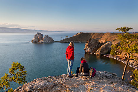 Aumenta in Russia il turismo interno. In questa foto, alcuni turisti sul Lago Bajkal.