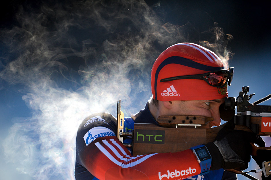 Русинот Евгениј Гараничев нишани во борбата за бронзен медал во трката на 10 км за мажи на 2015/2016 ИБУ Светскиот куп во Биатлон. 17 декември 2015. Окљука, Словенија