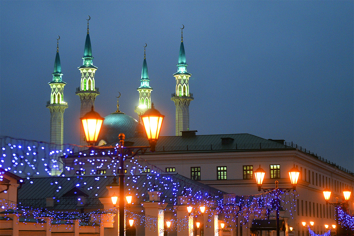 　冬休みのデコレーションで飾られたカザンのクル・シャリフ・モスク。