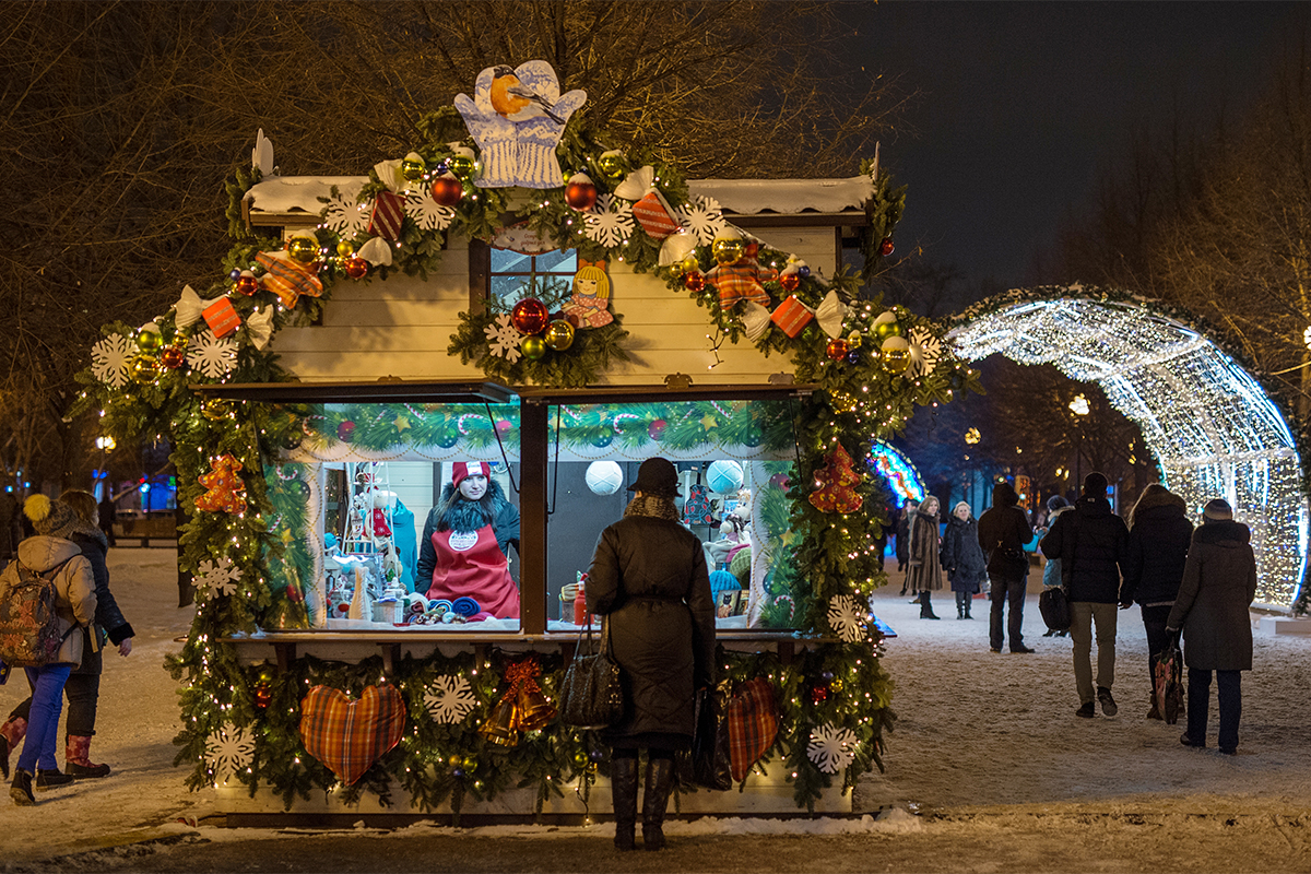 　新年には、買い物をせずに光輝くきれいな装飾を眺めるだけでも、モスクワ中心部に来る価値が十分にある。