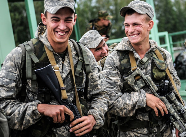 Servicemen participate in the Range Practice, a stage of the Masters of Reconnaissance competition, as part of the 2015 International Army Games.