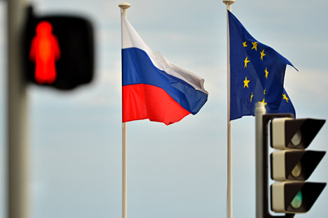 Bendera Rusia dan Uni Eropa berkibar di Nice, Prancis.
