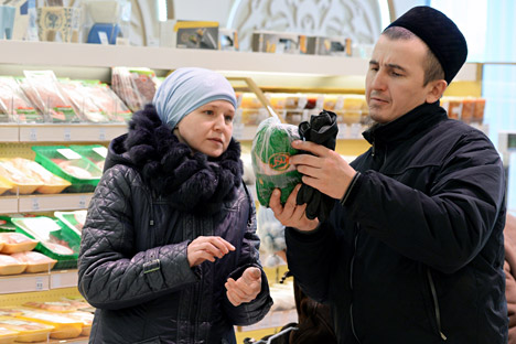 Dua orang pelanggan di Bakhetle, supermarket halal pertama dari Kazan, di Staro-Tatarskaya Sloboda.