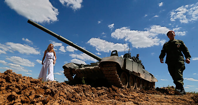 Tank T-90 buatan Rusia.