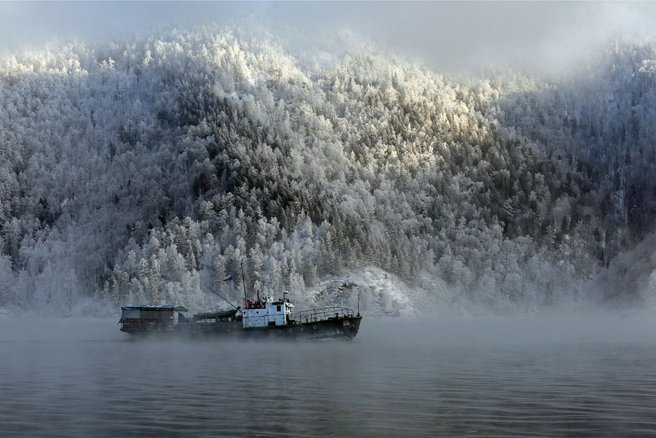 Моторен брод плови на реката Енисеј, на температура од околу -20 степени Целзиусови, недалеку од сибирскиот град Краснојарск, Русија. 