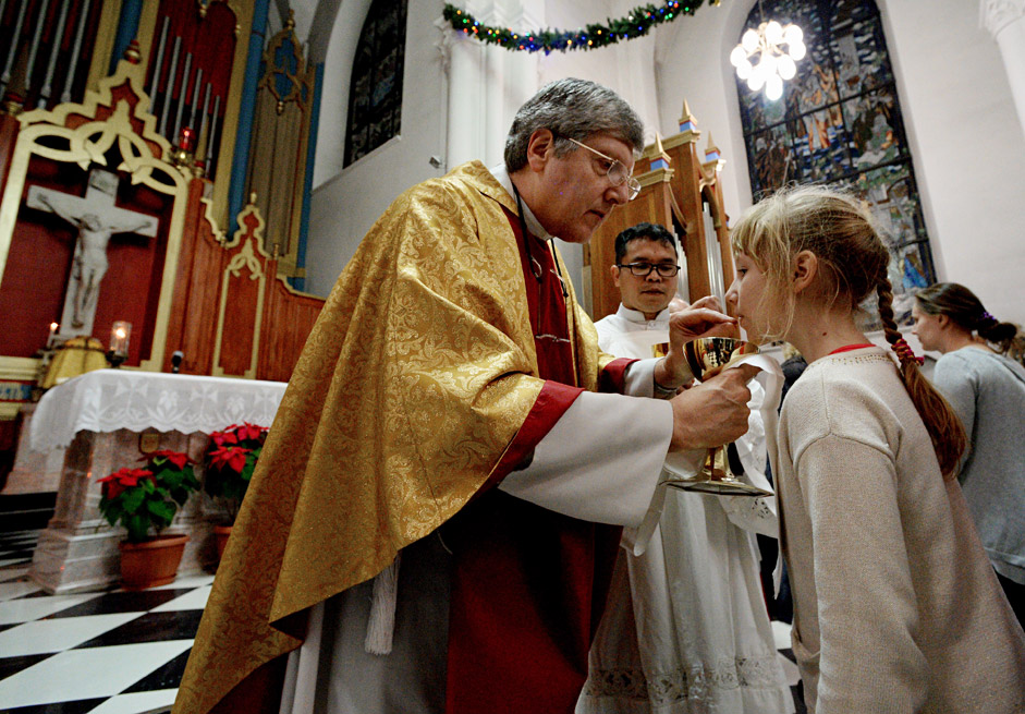 Ein Priester und Gläubige feiern das katholische Weihnachtsfest in der Kirche der heiligen Mutter Jesu in Wladiwostok. 