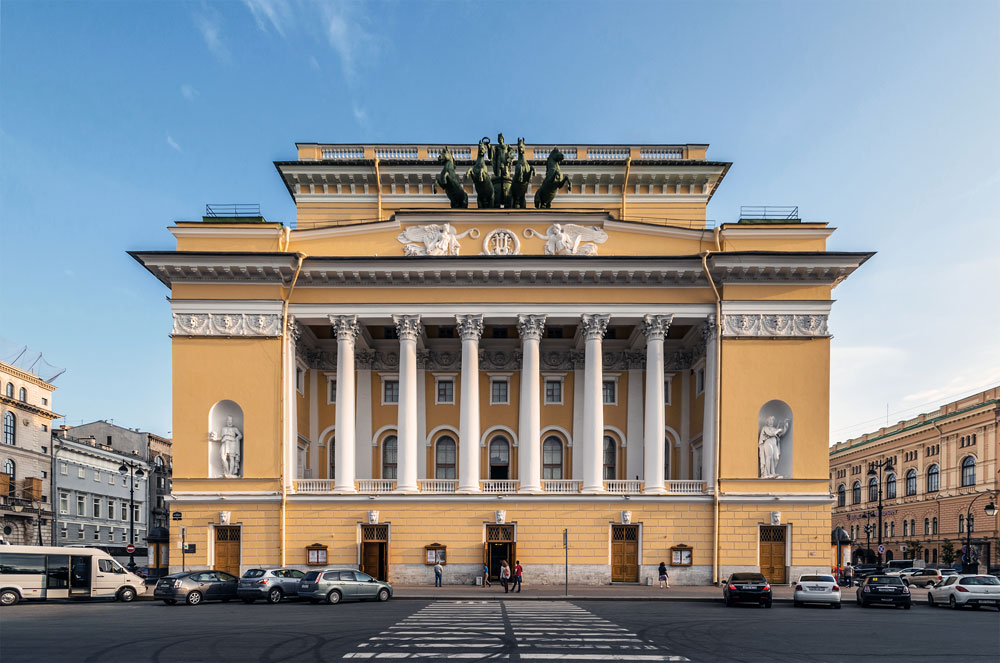 A parte le residenze imperiali, Rossi ha arricchito anche la scena culturale della città: il Teatro Aleksandrijnskij, sulla Prospettiva Nevksij, ha ospitato spettacoli leggendari 