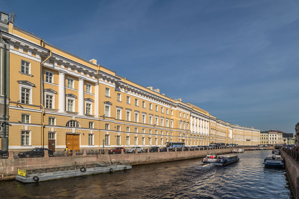 Најпознатије Росијево дело је зграда Главног штаба на Дворском тргу. Руска војска још увек управља једним делом ове грађевине, док је у остатку здања смештен Државни музеј Ермитаж.