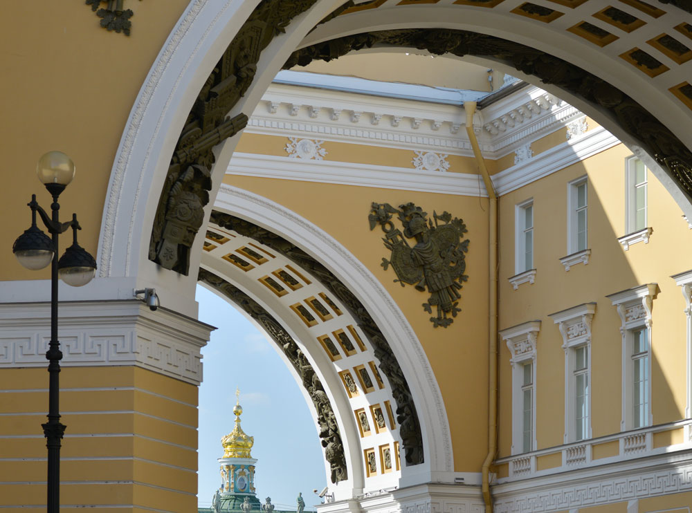 La città di San Pietroburgo è stata fondata all’inizio del Settecento su un terreno paludoso // L’Arco di Trionfo visto da via Bolshaya Morskaya 
