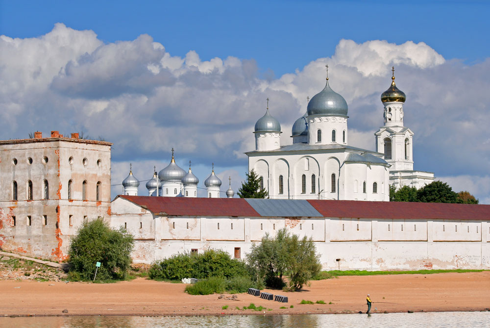 Rossi even tried his hand at traditional cross-in-square architecture. He constructed the bell tower of Yuriev Monastery in Novgorod, the oldest in Russia, dating back to the XI century.