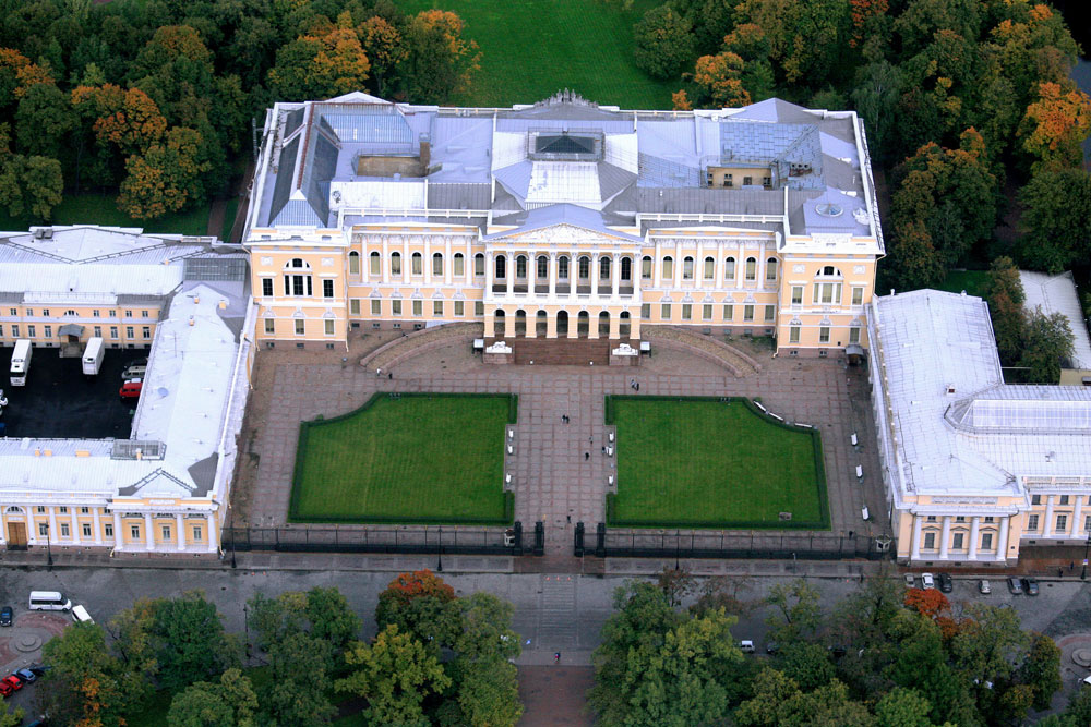 Un altro capolavoro di Rossi, il Palazzo Mikhajlovskij, è un vero e proprio gioiello dello stile imperiale. L’architetto non solo ha progettato il palazzo, ma ha realizzato anche il giardino interno, la piazza di fronte al palazzo e due strade vicine