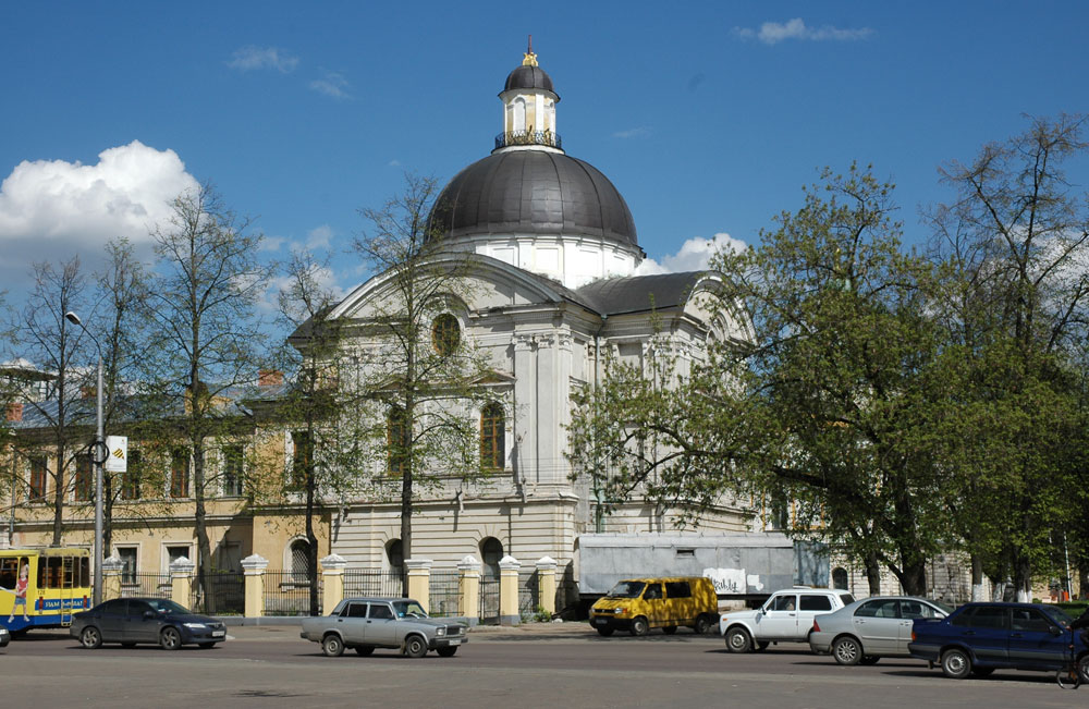 Tracce di Rossi si possono trovare anche fuori dalle grandi città russe: per esempio a Tver, dove si trova il palazzo imperiale, ricostruito da Rossi nella metà del XIX secolo