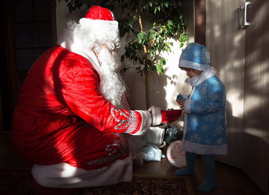 Ded Moroz  Россия. Омская область. 29 декабря 2015. Дед Мороз села Астыровка Горьковского района поздравляет ребенка с наступающим Новым годом.