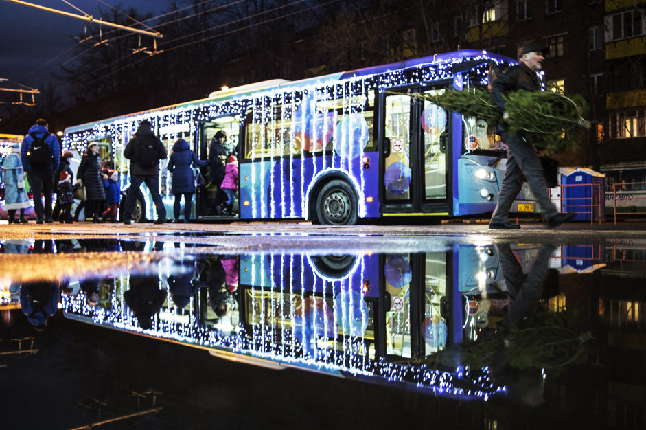 Пътници до „вълшебния“ тролейбус, който е проект на благотворителния фонд на актьора Константин Хабенски, в град Химки, близо до Москва.