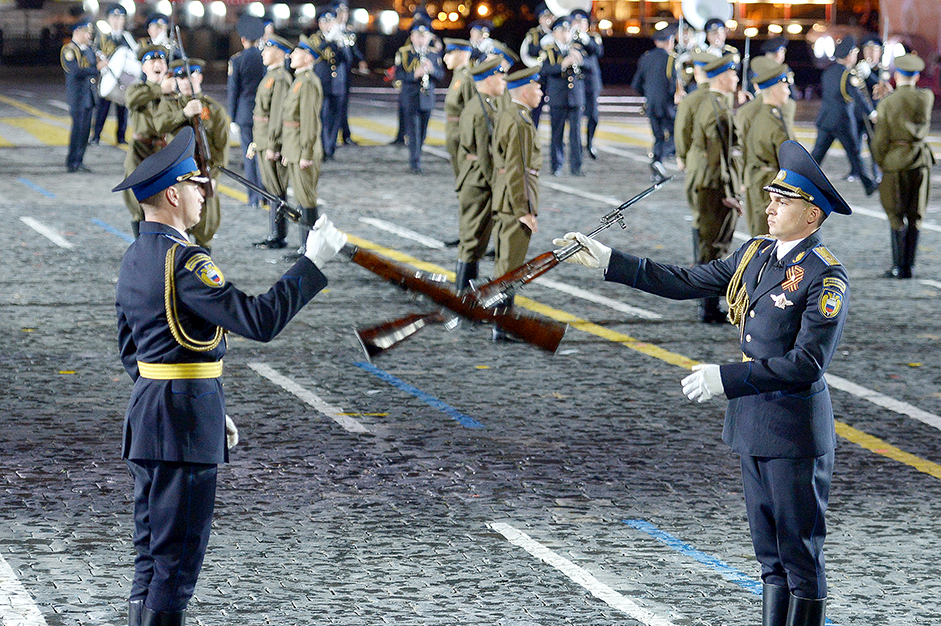El Regimiento Presidencial de la Guardia Militar de Honor en la apertura del Festival Internacional de Música Militar "Spasskaya Bashnya" de la Plaza Roja.