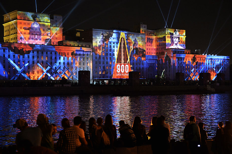Церемонията по откриването на Московския международен фестивал „Кръгът на светлината“ . Зрители наблюдават светлинна проекция на стените на Министерството на отбраната.