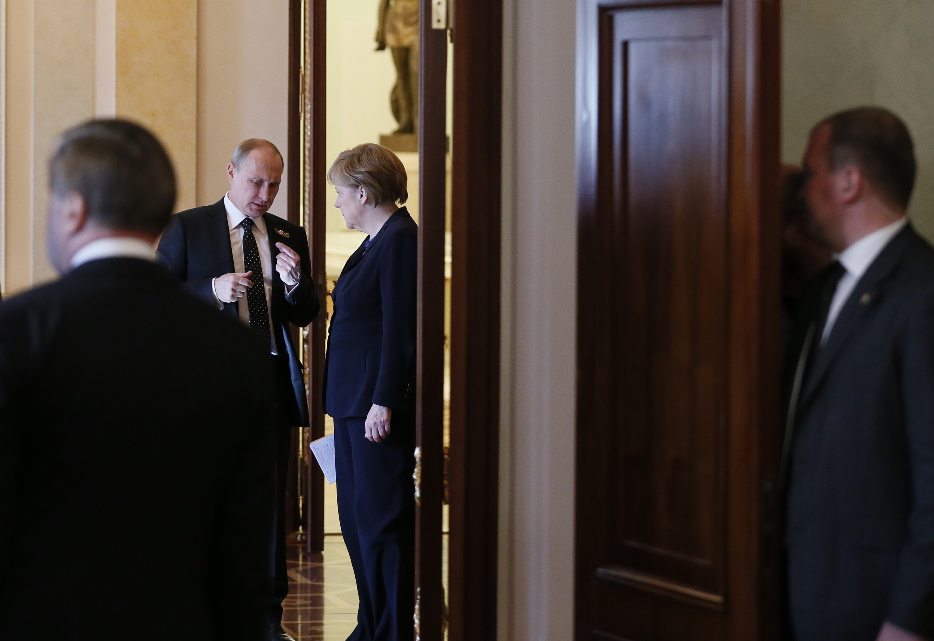 Russian President Vladimir Putin talks to German Chancellor Angela Merkel prior their press conference after their talks in Moscow, Russia, 10 May 2015. 