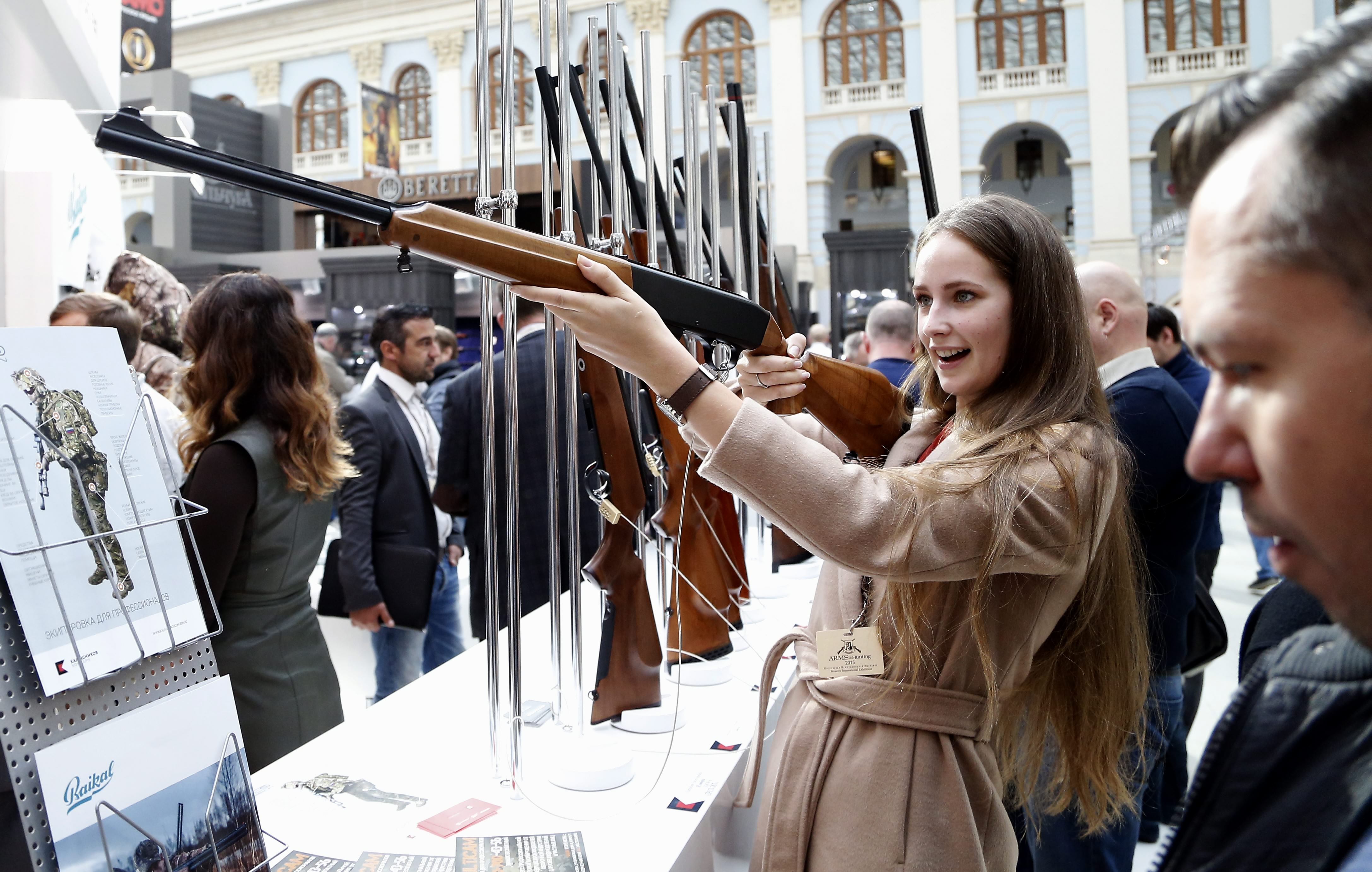 A visitor aims with a rifle on display at the Kalashnikov Grouppavilion during the ARMS & Hunting 2015 International Exhibition atthe Gostinniy Dvor exhibition centre in Moscow, Russia.
