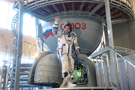 Crew of the 38th/39th long-haul expedition to the ISS: Commander Mikhail Tyurin (Russia, RSA) during an overall training and tests on the Soyuz TMA-11M simulator at the Cosmonaut Training Center in Zvyozdny Gorodok.