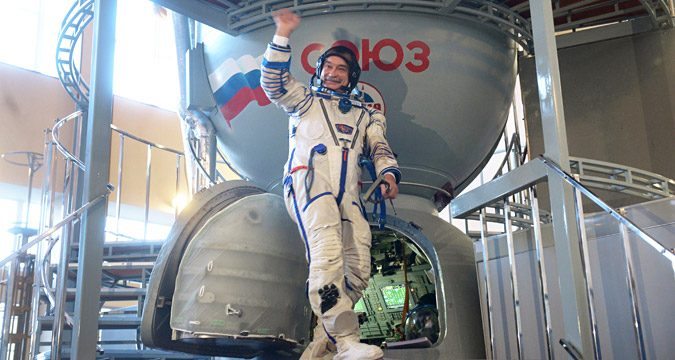 Kosmonot Mikhail Tyurin sedang berlatih di mesin pemutar TsF-18 di Pusat Pelatihan Kosmonot Gagarin.