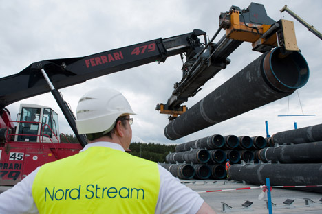 Des tubes pour la construction du gazoduc Nord Stream sont stockés à Lubmin, en Allemagne, le 19 juin 2012.