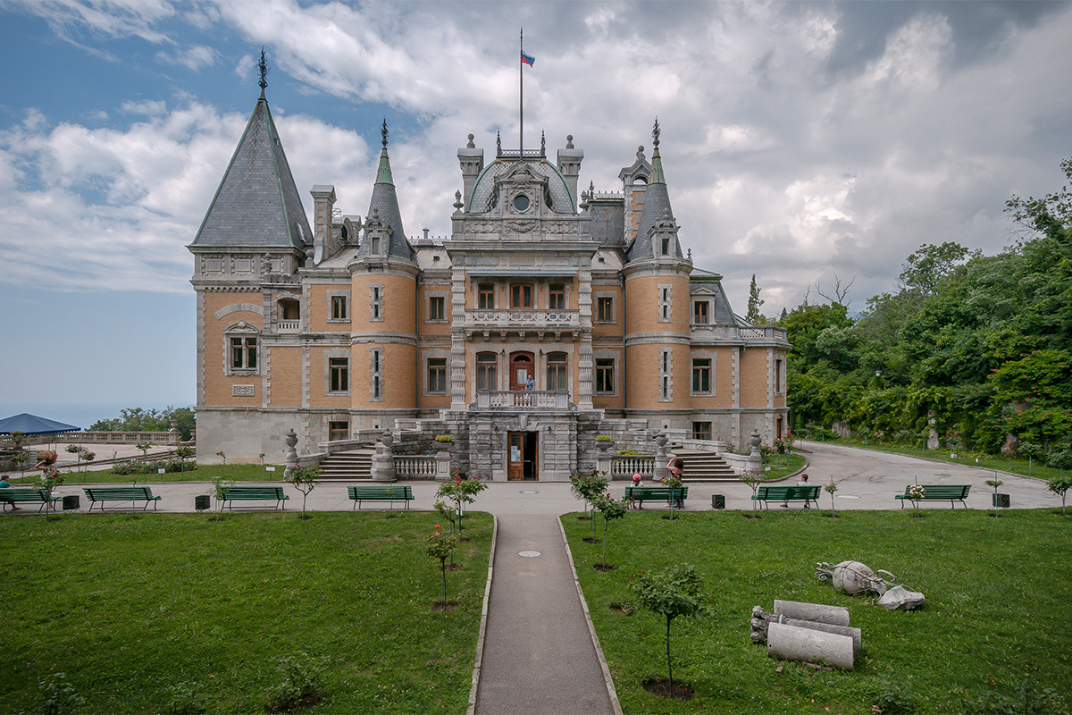 Le palais de Massandra en Crimée, ancienne résidence du tsar et l’un des plus beaux monuments de Crimée, étonne et éblouit jusqu’à présent. Initialement, le château appartenait à la famille Vorontsov. Son propriétaire, Semion Vorontsov, était un général d’Alexandre III et membre d’une famille très riche et célèbre proche du tsar. 