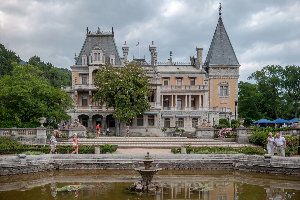 En 1992, le palais de Massandra devint un musée. Les visiteurs peuvent admirer le parc, les monuments et les intérieurs avec leurs œuvres d’art, porcelaines et meubles originaux.