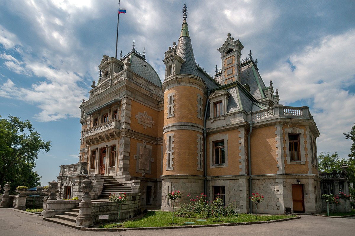 　宮殿は騎士の城風に改築されていたが、1882年にセミョン・ヴォロンツォフが死去し、作業が7年中断した。ロマノフ家は未完成の2階建ての建物を購入した。