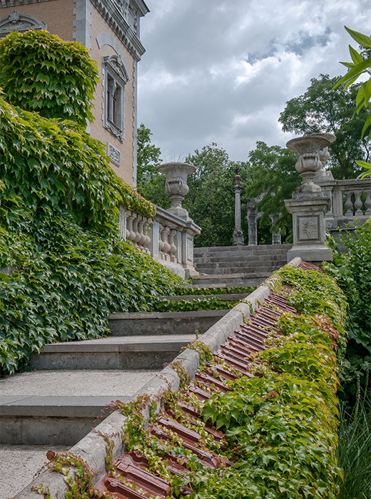 Architect Maximilian Messmacher took over the construction project. His main aim was to make the castle look fabulous. He decorated it with ornaments, balconies, monuments and other architectural elements.