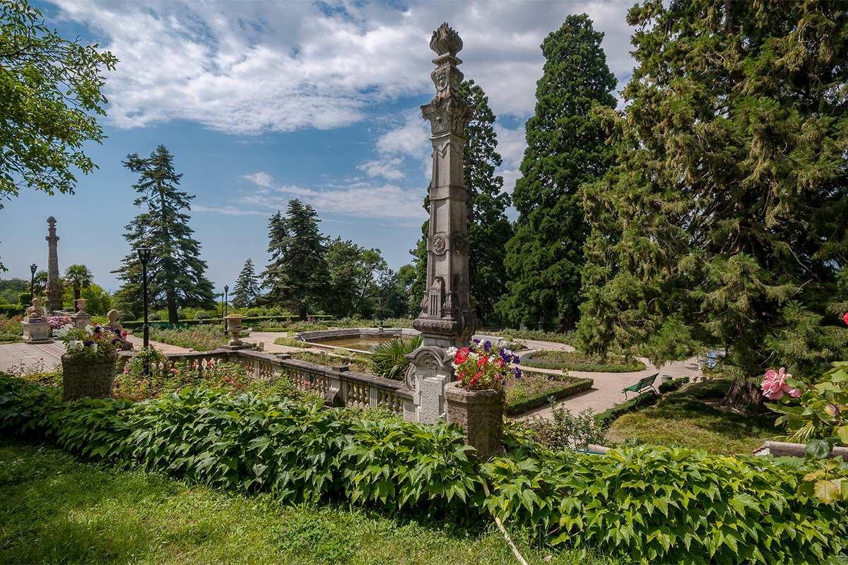 The park with flower gardens and alleys, built on forestland, made a wonderful addition to the ensemble.