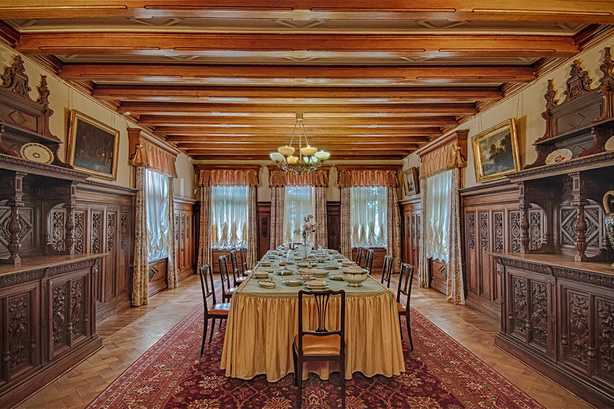 Le château appartint à Alexandre III, puis à son fils, le dernier empereur russe Nicolas II. Les membres de la famille impériale venaient souvent en visite au château, mais n’y passaient jamais la nuit.