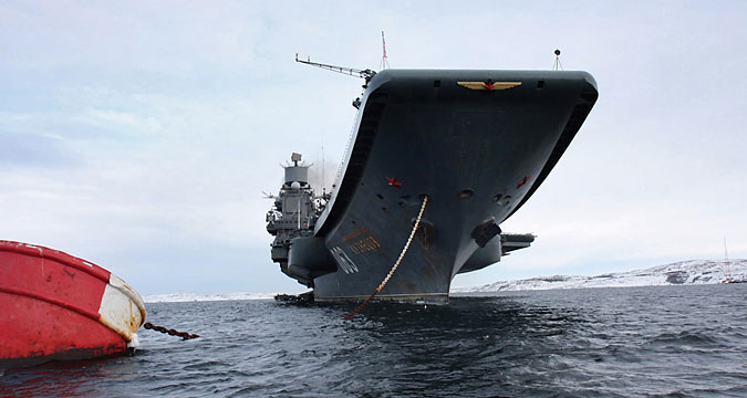 Admiral Kuznetsov atracado no porto de Severomorsk após missão no Atlântico e no Mediterrâneo